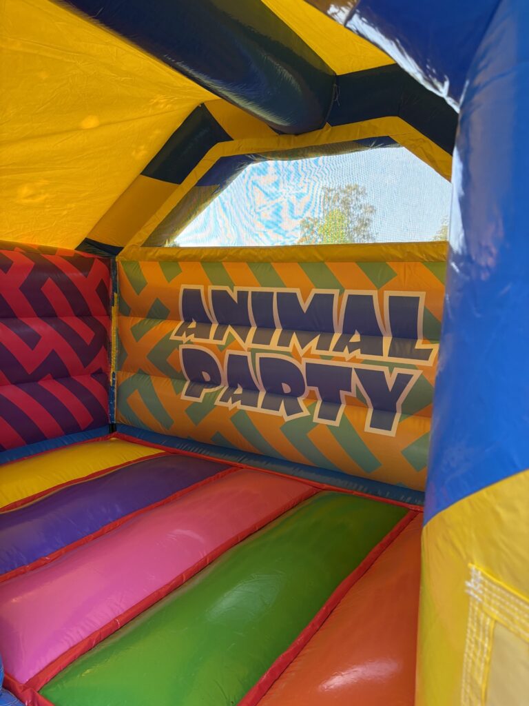 Binnenkant van het Animal Party springkussen met glijbaan