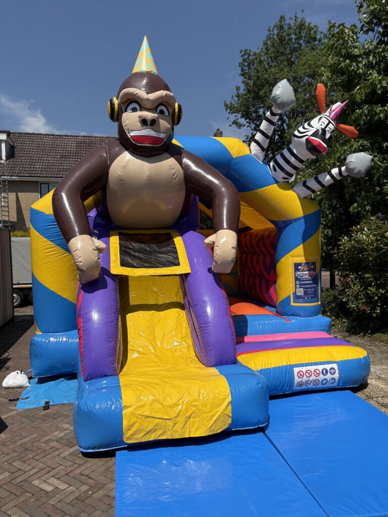 Animal Party springkussen met glijbaan opgesteld bij een klant