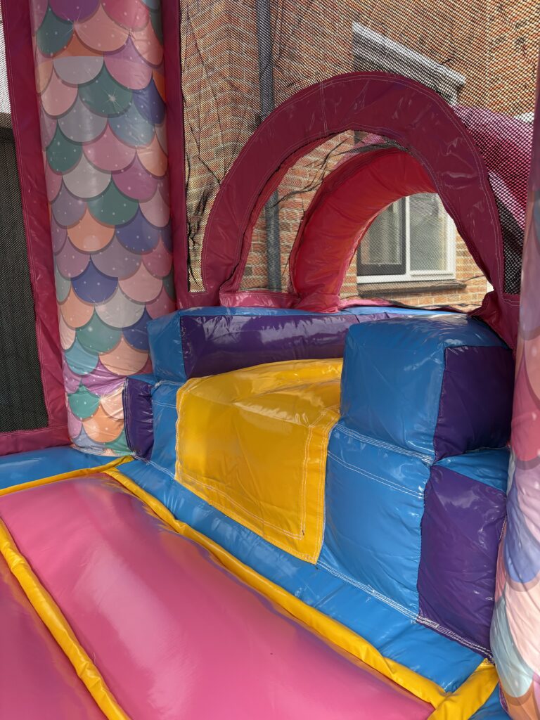 Binnenkant van het Zeemeermin Mini springkussen met glijbaan