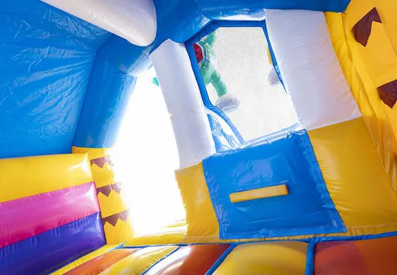 Binnenkant van het Summer Party springkussen met glijbaan - Springplezier Zwolle